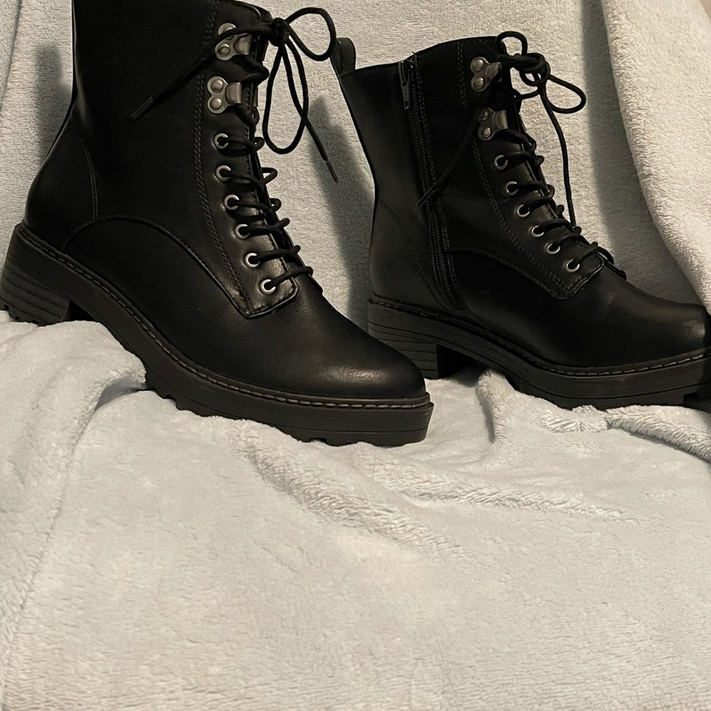 Universal Thread combat boots